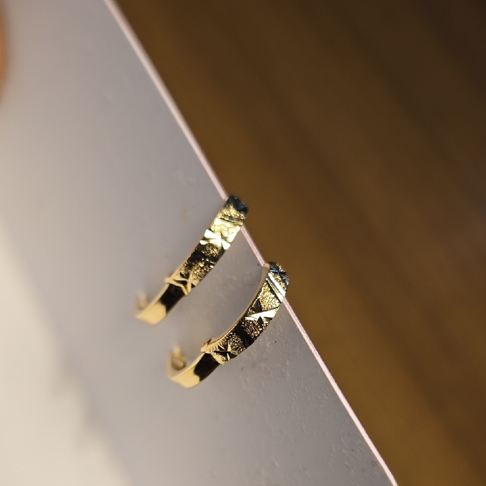10k Solid Gold Patterned Hoop Earrings. - image 4